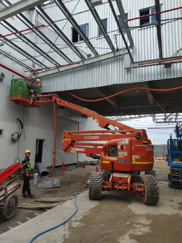 Xe nâng người JLG 450AJ của MH Rental tại khu nhà xưởng SMC Manufacturing Đồng Nai