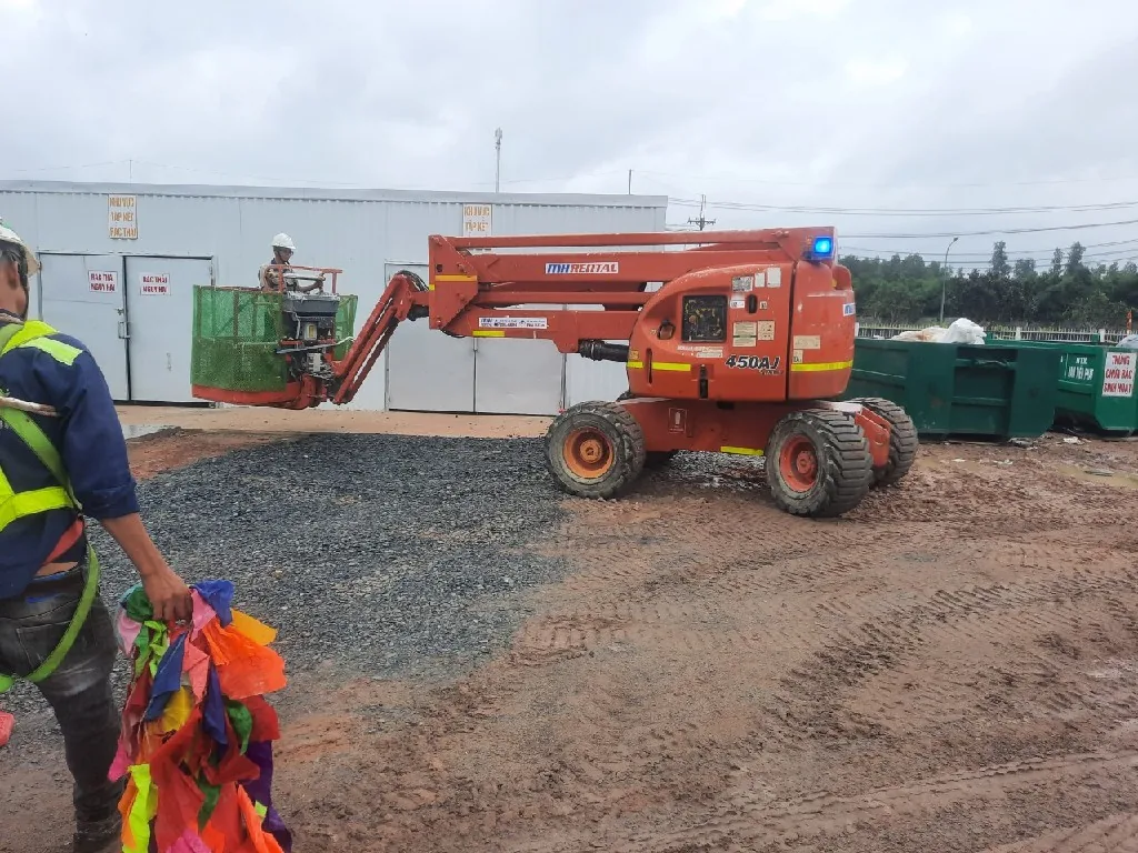 Xe cần gấp khúc JLG 450AJ ở khu vực ngoài trời trong hồ sơ SMC Manufacturing