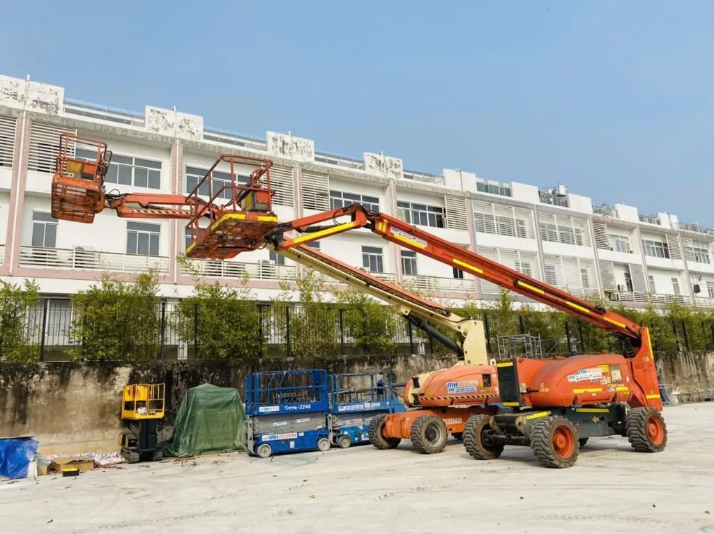 Xe boom lift và xe nâng cắt kéo trong hồ sơ cho thuê Sofic Tower của MH Rental