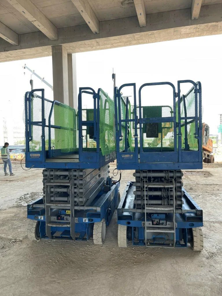 Hai xe nâng người cắt kéo GS-3246 nhìn từ phía bên tại công trình ở Yên Phong