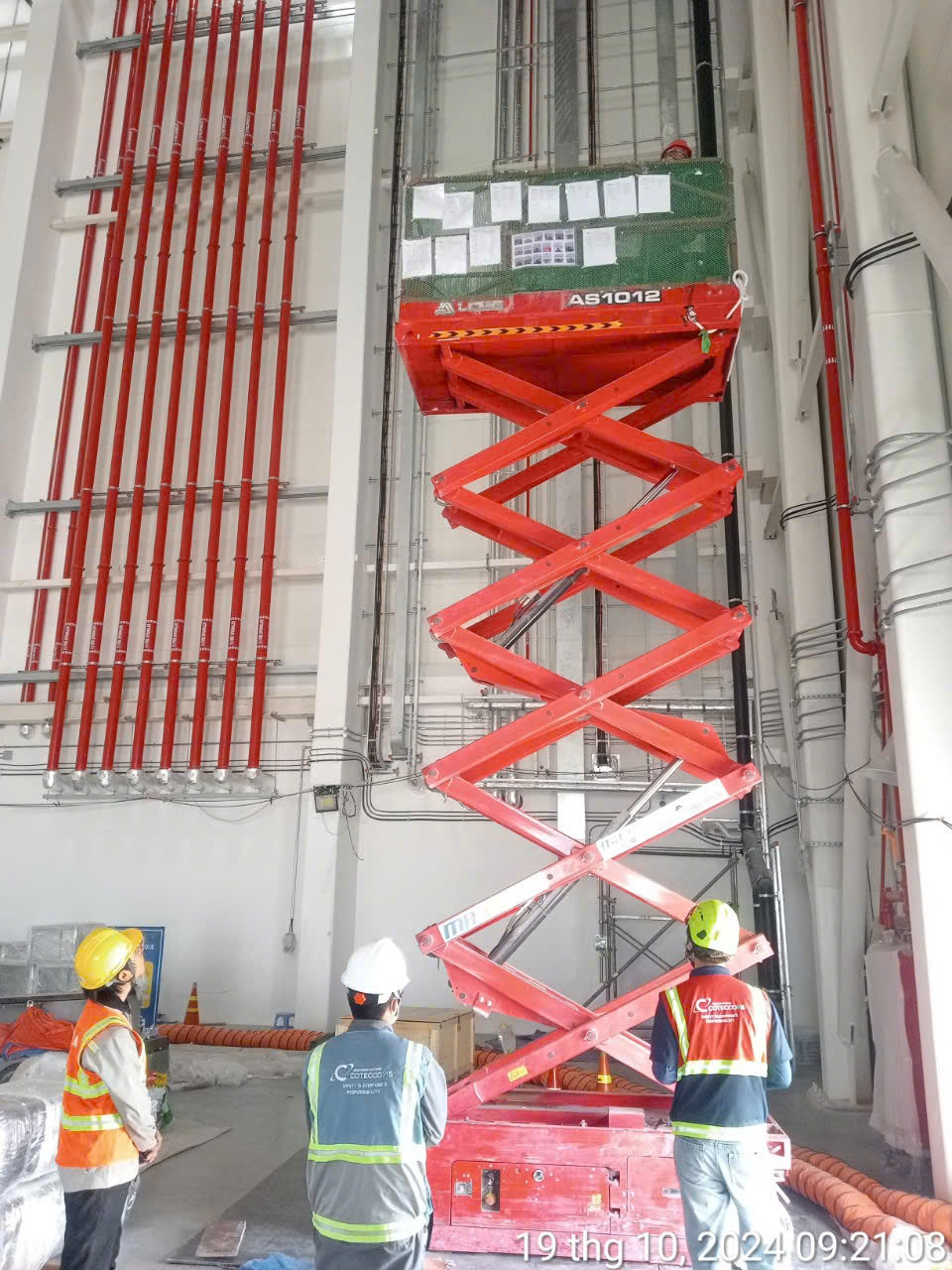 Xe cắt kéo nâng sàn cạnh hệ thống đường ống tại VSIP 3, Bình Dương