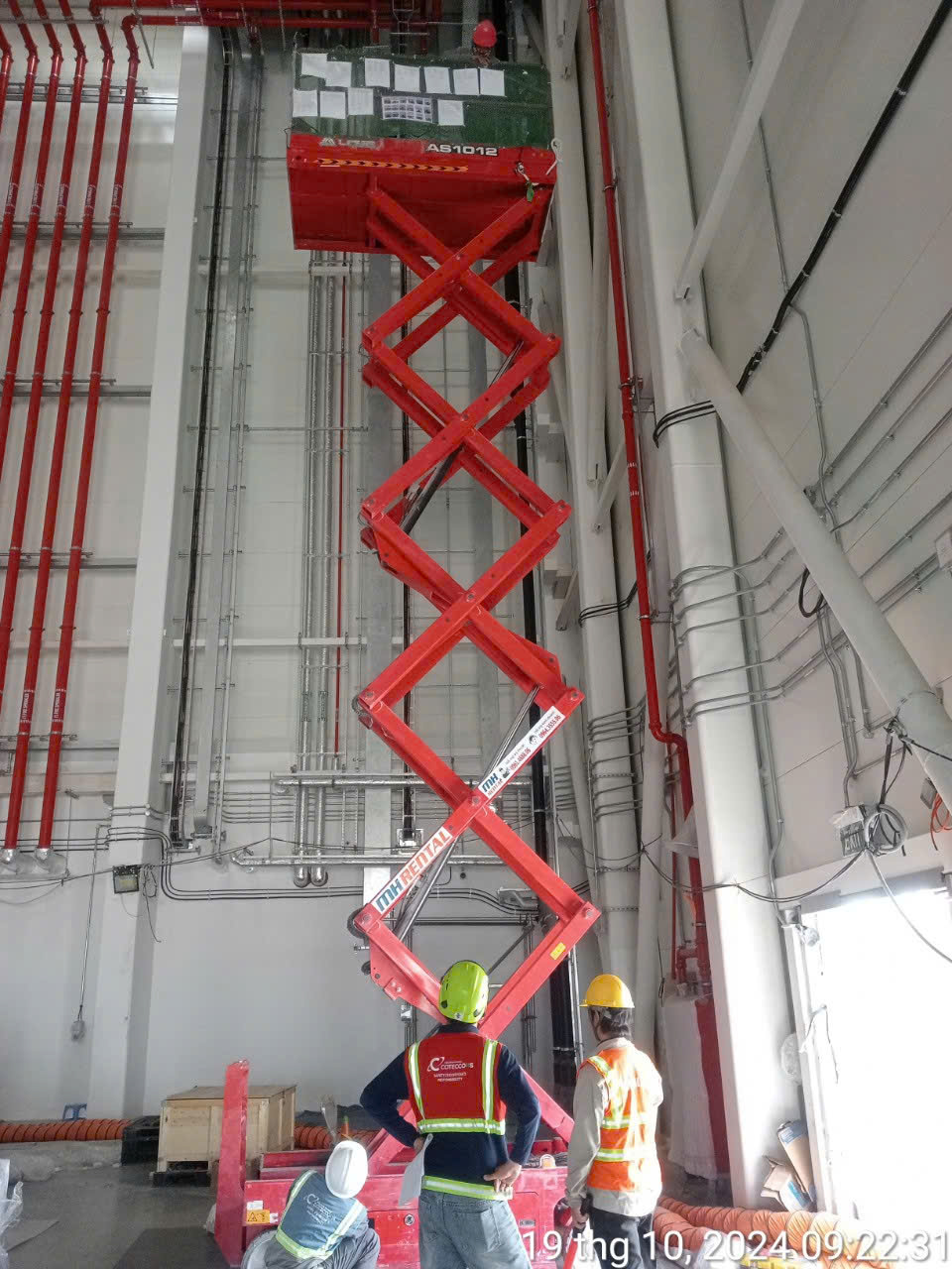 Xe cắt kéo nhìn dọc vách nhà xưởng tại VSIP 3, Bình Dương