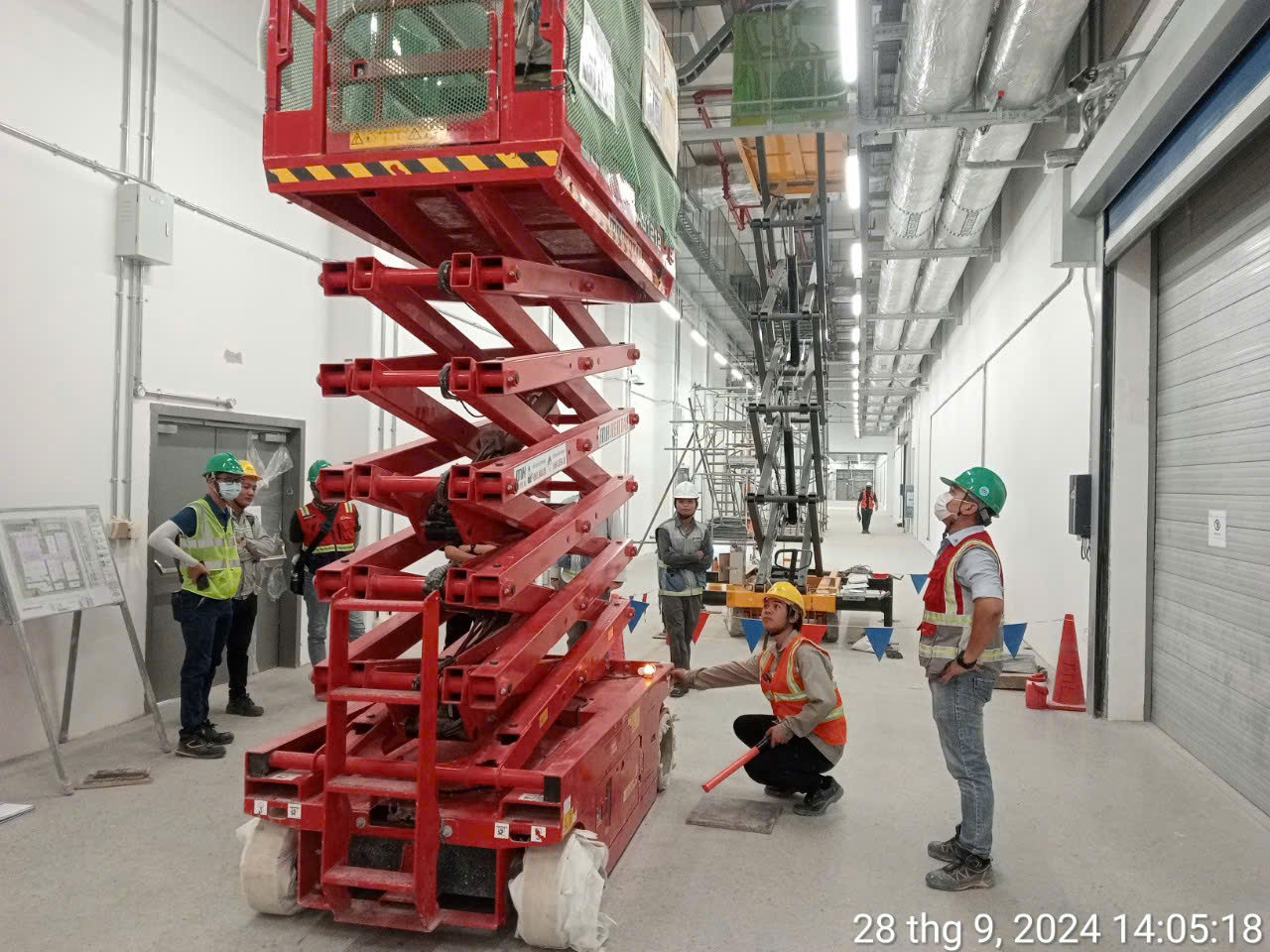 Xe cắt kéo trên lối đi trong xưởng tại VSIP 3, Bình Dương