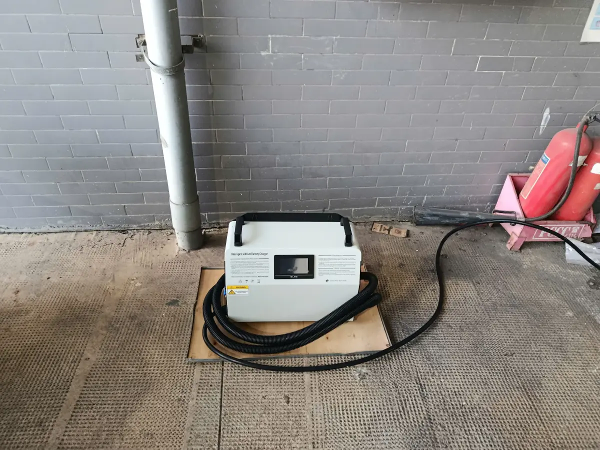 Bộ sạc pin lithium xe nâng đặt tại khu vực sạc