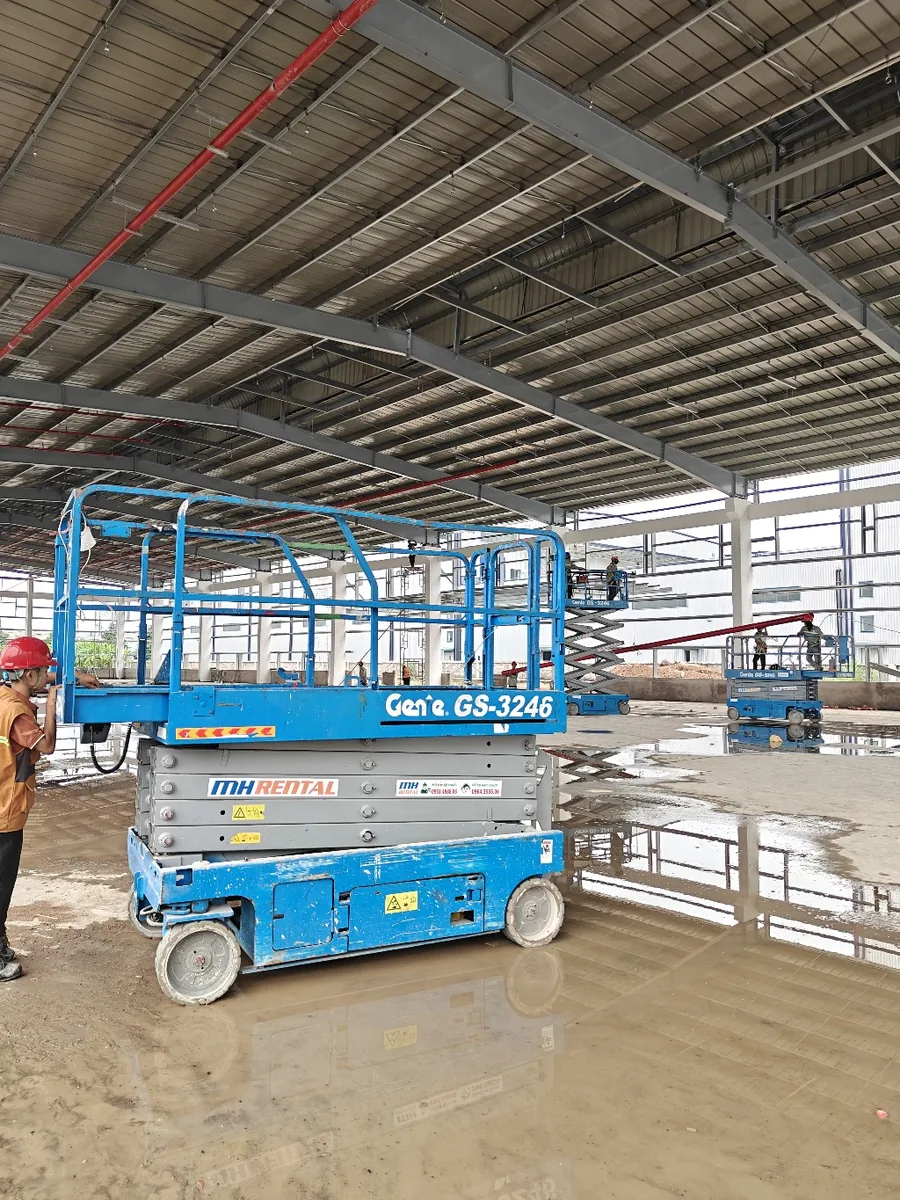 Xe Genie GS3246 mang nhận diện MH Rental bên trong nhà máy Bibica Vĩnh Lộc 2
