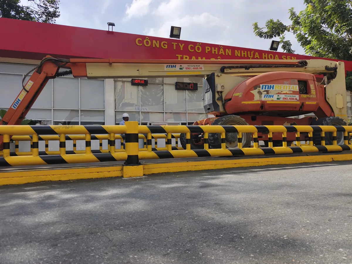 Xe nâng người dạng cần MH Rental tại trạm cân Nhựa Hoa Sen