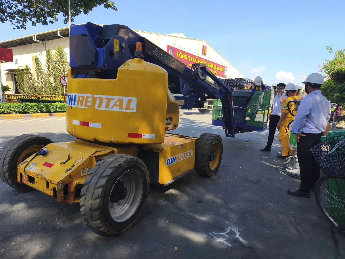 Xe nâng người mang nhận diện MH Rental bên nhà xưởng Nhựa Hoa Sen