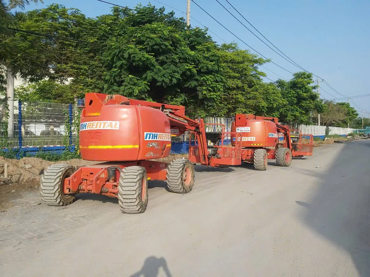 Xe JLG 450AJ mang nhận diện MH Rental tại dự án Hòa Phát Cần Đước