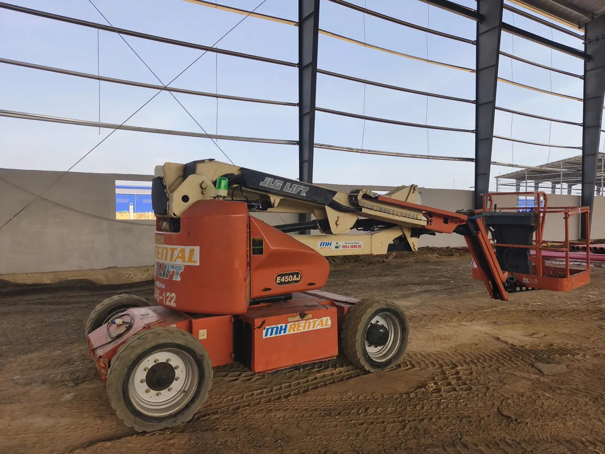 Xe nâng người JLG E450AJ mang nhận diện MH Rental trong hồ sơ Hyundai Phú Mỹ