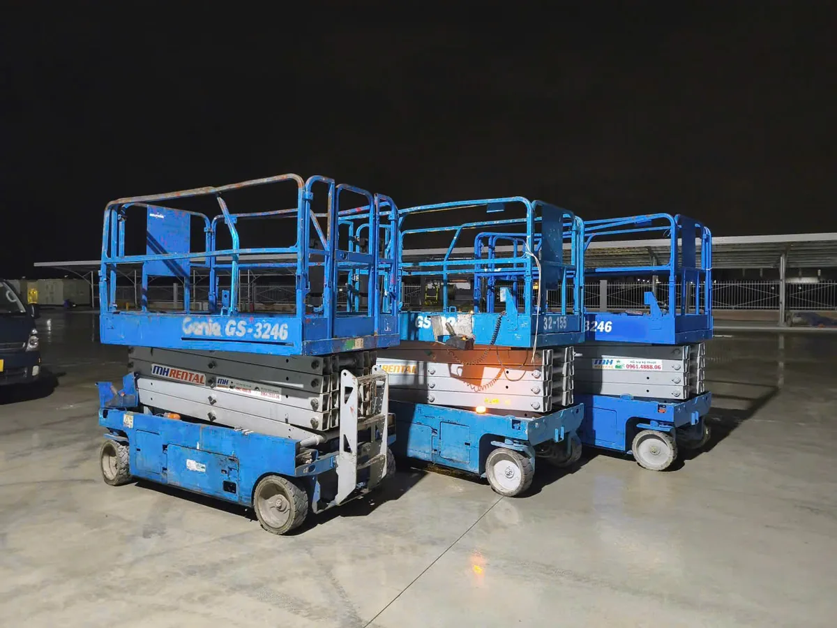 Xe nâng người Genie GS-3246 mang nhận diện MH Rental trong bộ ảnh Nam Anh
