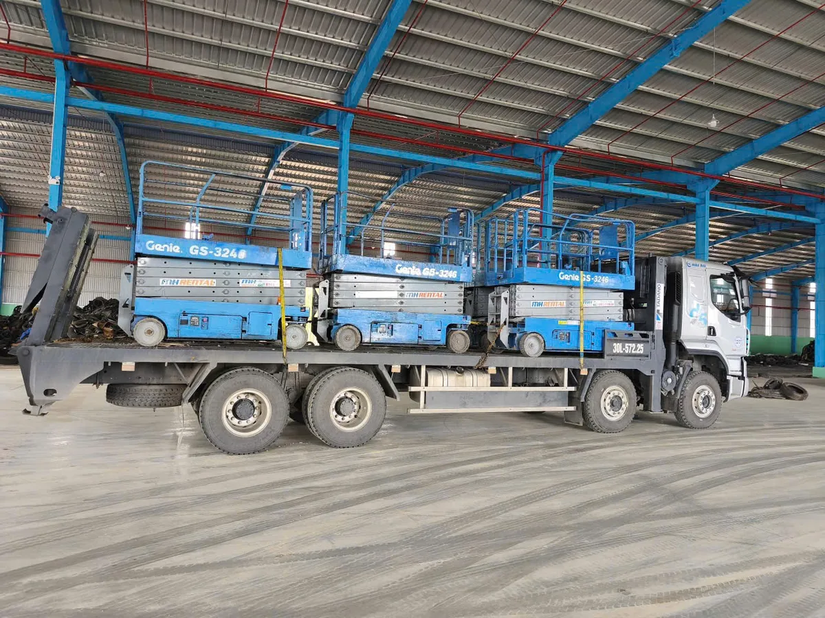 Xe cắt kéo Genie GS-3246 trên xe vận chuyển trong hồ sơ nhà xưởng Nam Anh