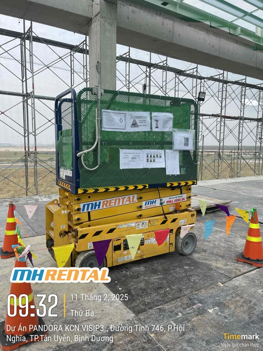 Xe nâng người cắt kéo MH Rental tại Pandora VSIP 3, ảnh ghi ngày 11/02/2025