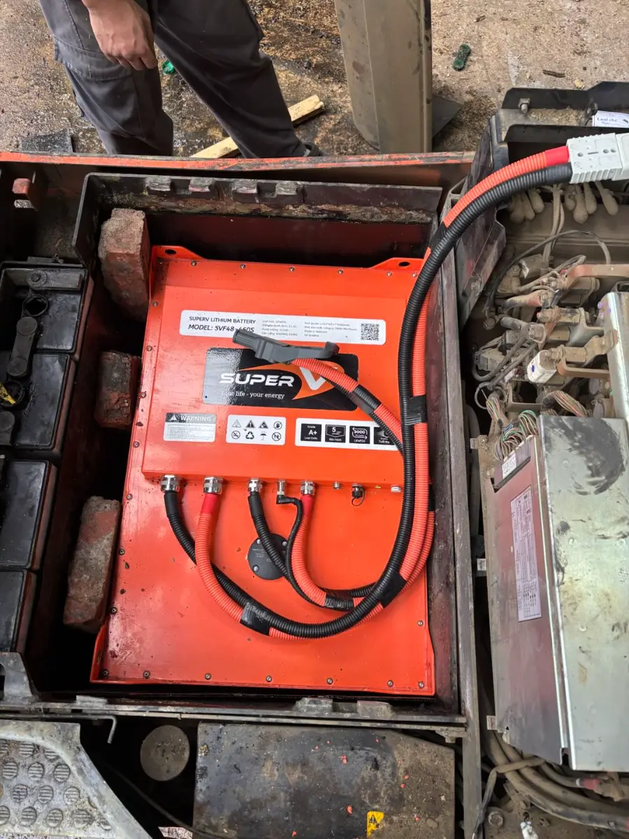 Pin lithium SuperV đã đấu nối trong khoang pin xe nâng
