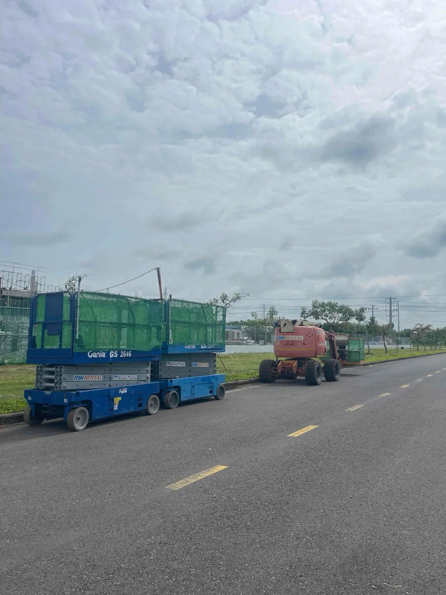 Xe Genie GS2646, GS3246 và boom lift MH Rental trong hồ sơ Strongskin tại KCN Châu Đức