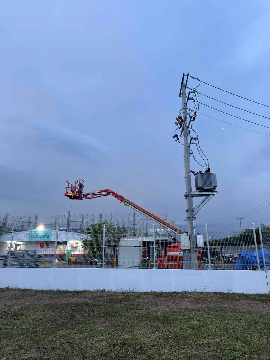 Xe boom lift MH Rental nâng giỏ trong khu vực công trình Strongskin