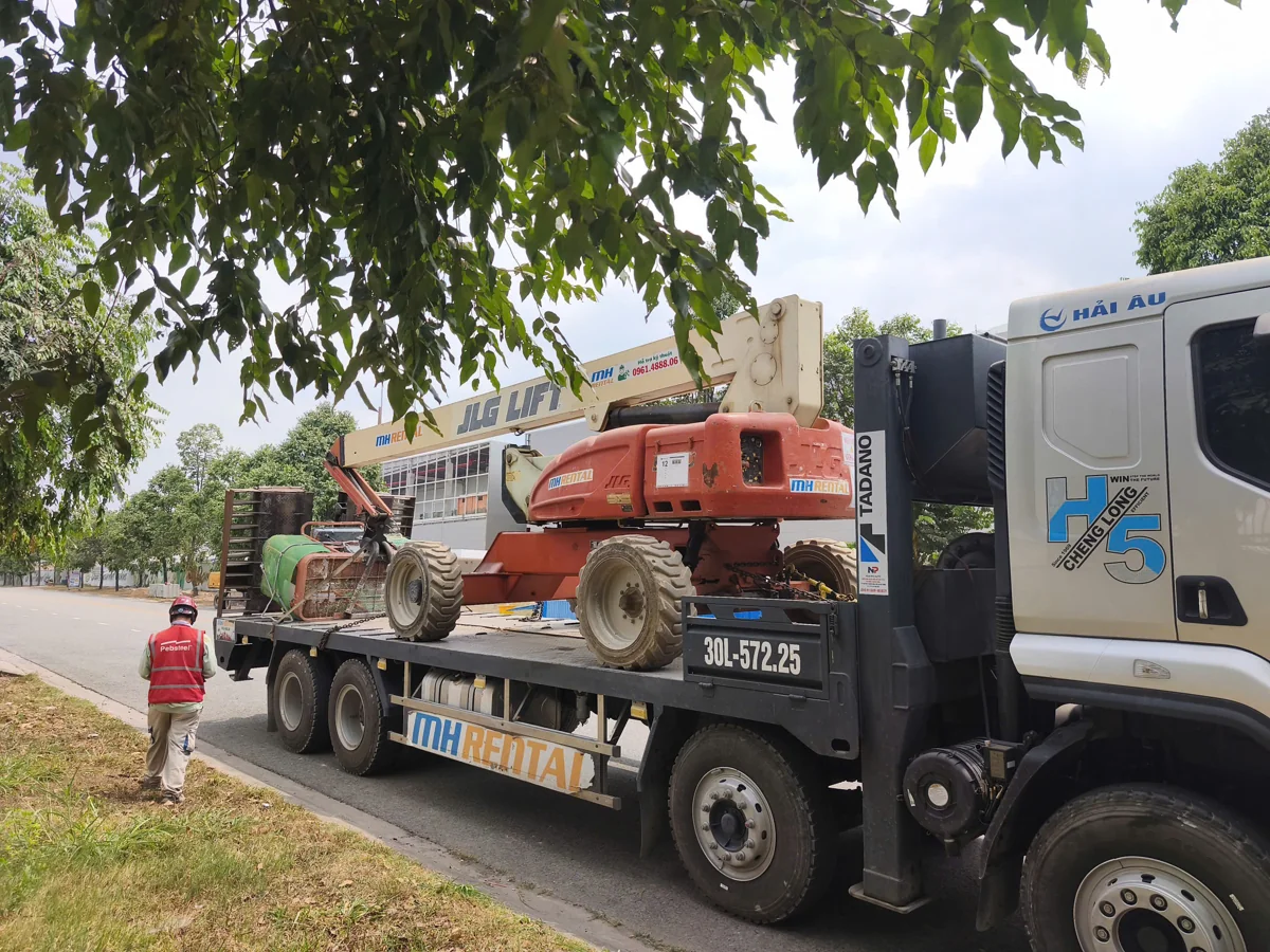 Xe nâng người dạng cần JLG trên xe vận chuyển MH Rental cho dự án Danon