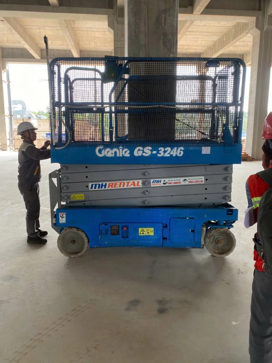 Xe nâng người Genie GS-3246 của MH Rental tại công trình nhà máy East Pacific Foods, Mỹ Phước 3