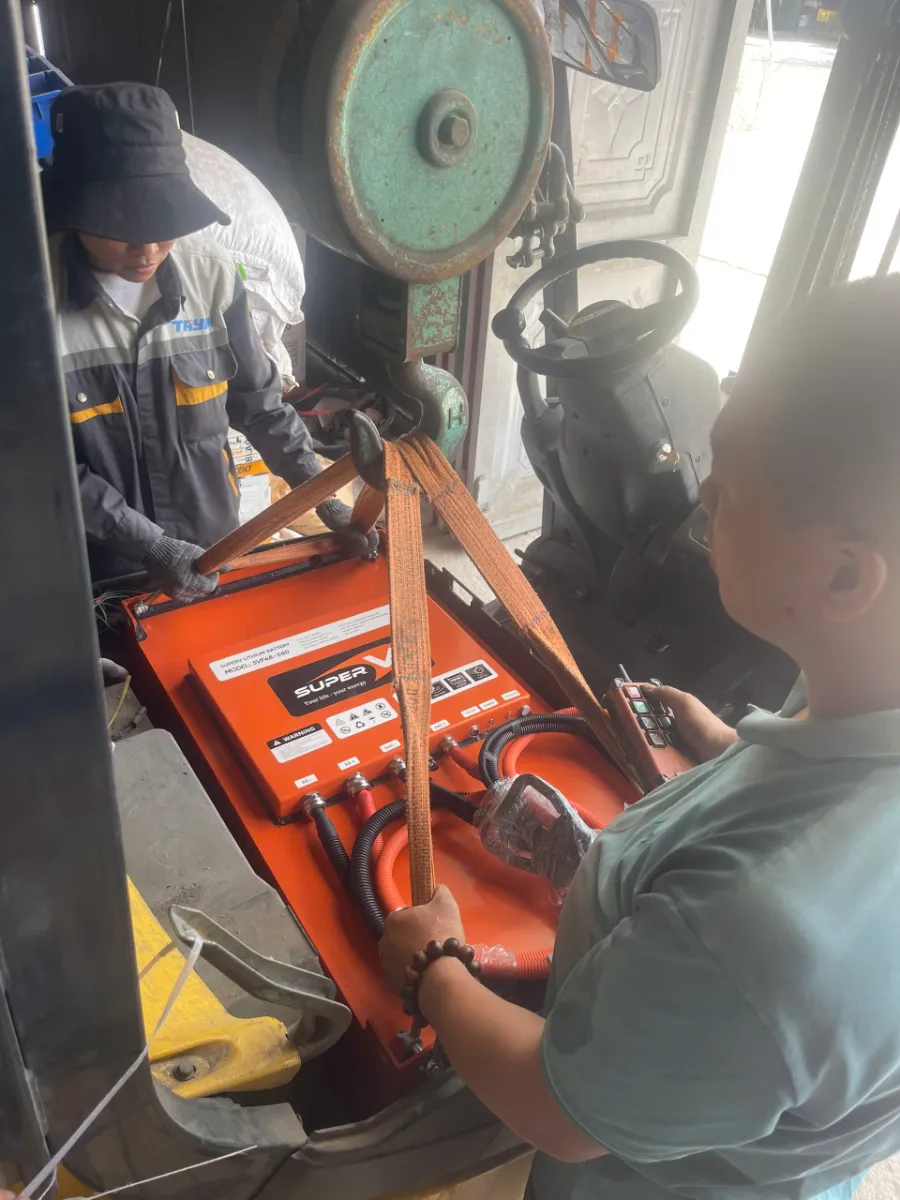 Kỹ thuật viên MH Power lắp pin lithium SuperV cho xe nâng