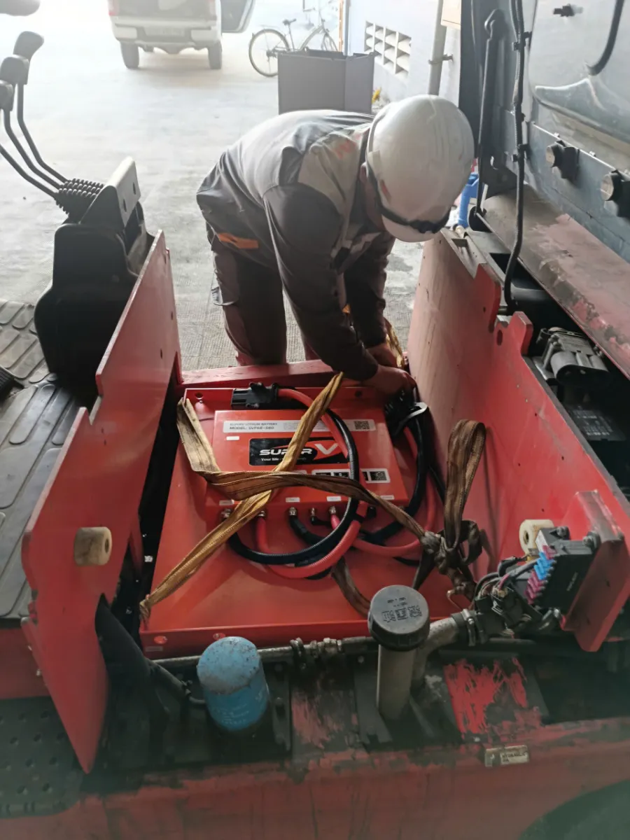 Kỹ thuật viên lắp đặt pin lithium SuperV vào khoang pin xe nâng