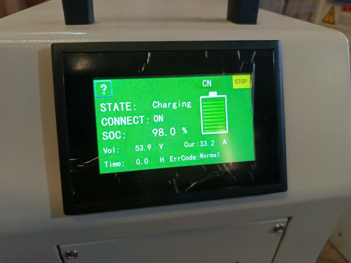 Màn hình bộ sạc hiển thị trạng thái sạc và phần trăm dung lượng pin lithium