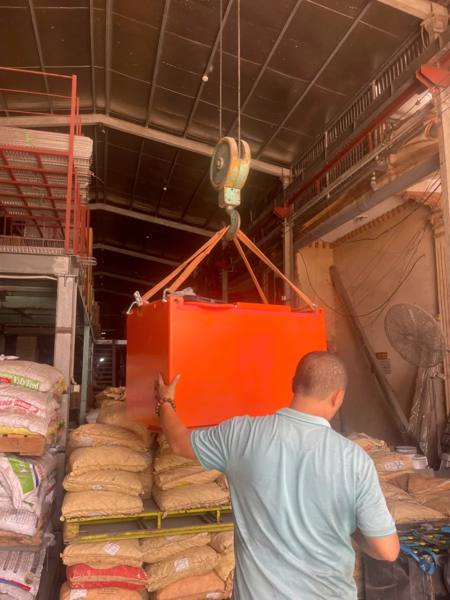 Dùng pa lăng nâng hạ pin lithium SuperV khi lắp vào xe nâng