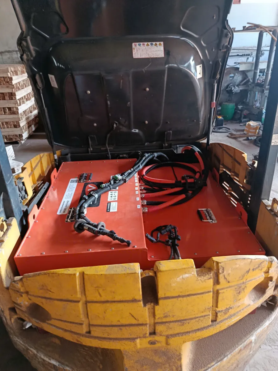 Pin lithium SuperV 72V đã đấu nối trên xe nâng điện