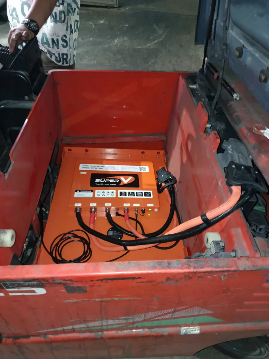 Pin lithium SuperV 48V đặt trong khoang pin xe nâng