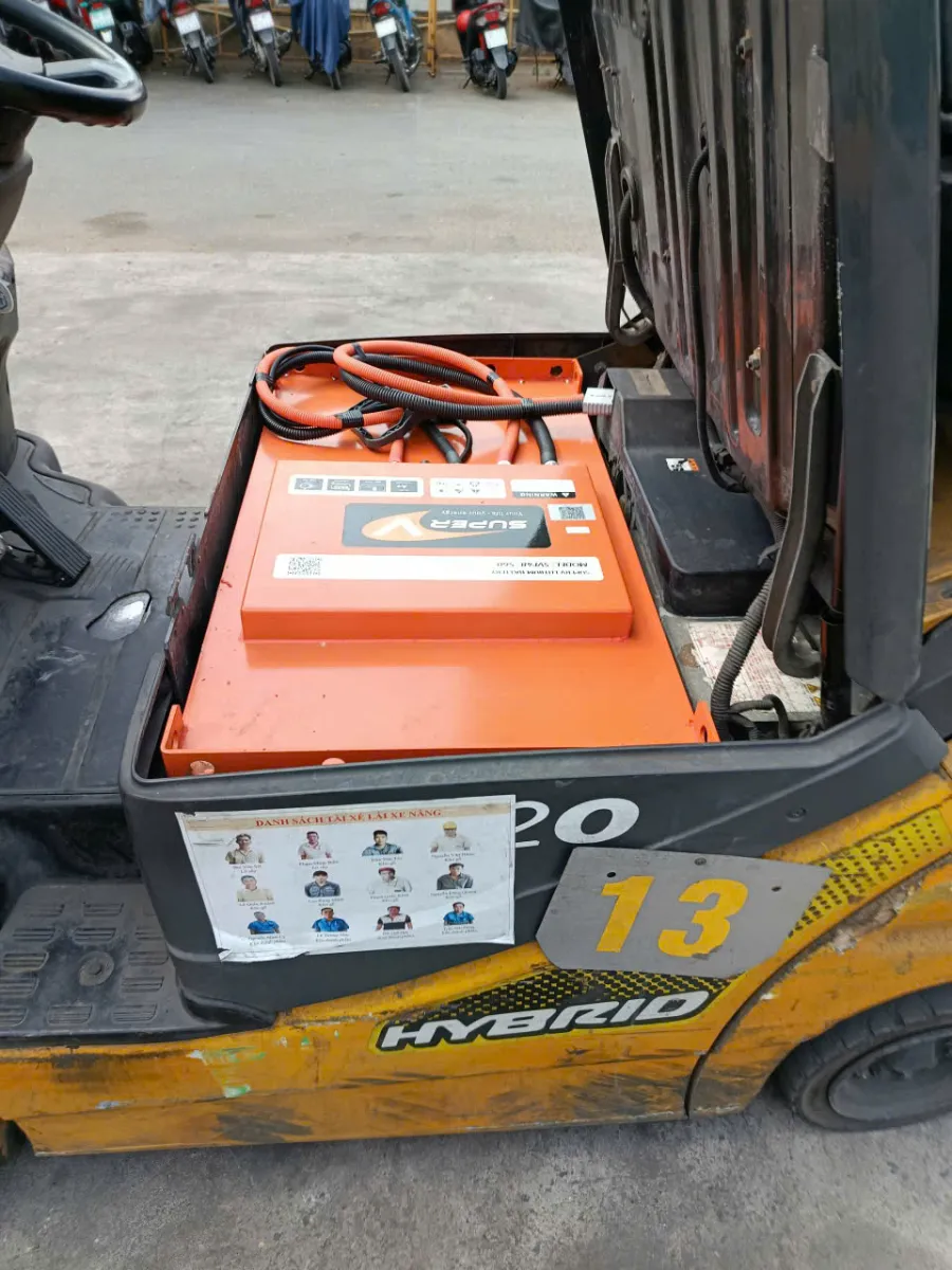 Pin lithium SuperV lắp trên xe nâng ngồi lái