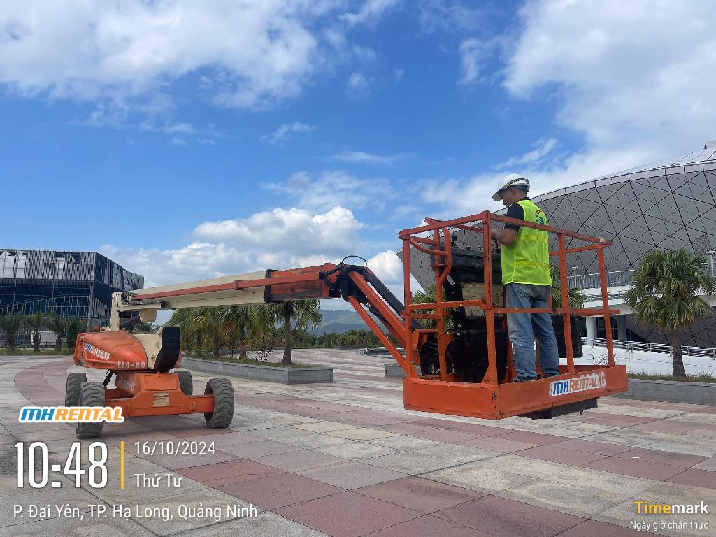 Xe boom và giỏ làm việc nhìn từ phía trước tại Đại Yên, Quảng Ninh