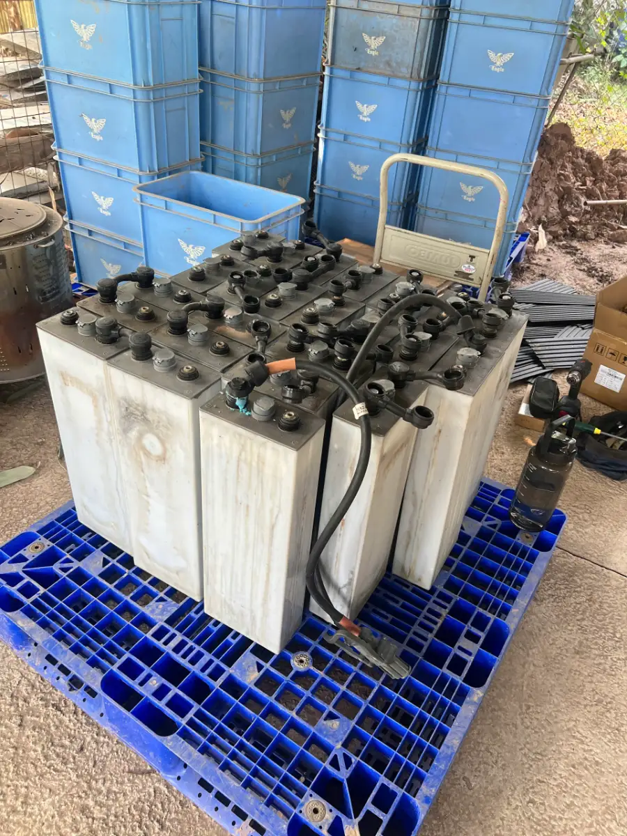 Các bình ắc quy chì xe nâng được tháo ra khi thay bằng pin lithium