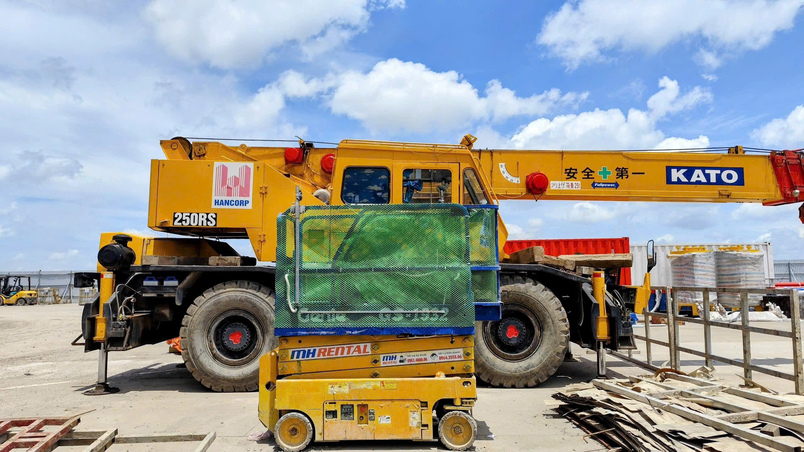 Xe cắt kéo màu vàng cạnh xe cẩu tại Tân Sơn Nhất, TP.HCM
