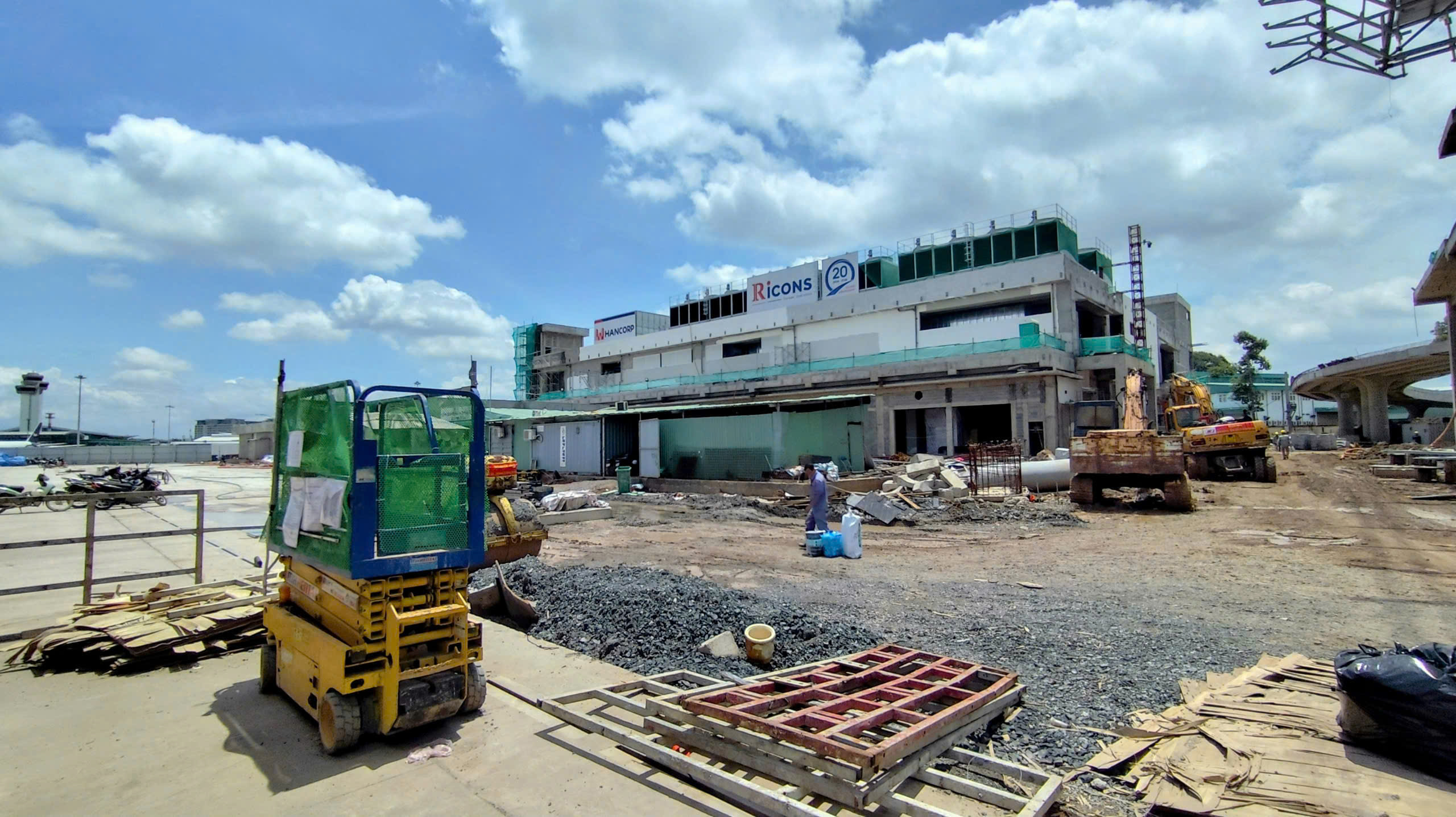 Xe cắt kéo tại khu công trình Tân Sơn Nhất, TP.HCM