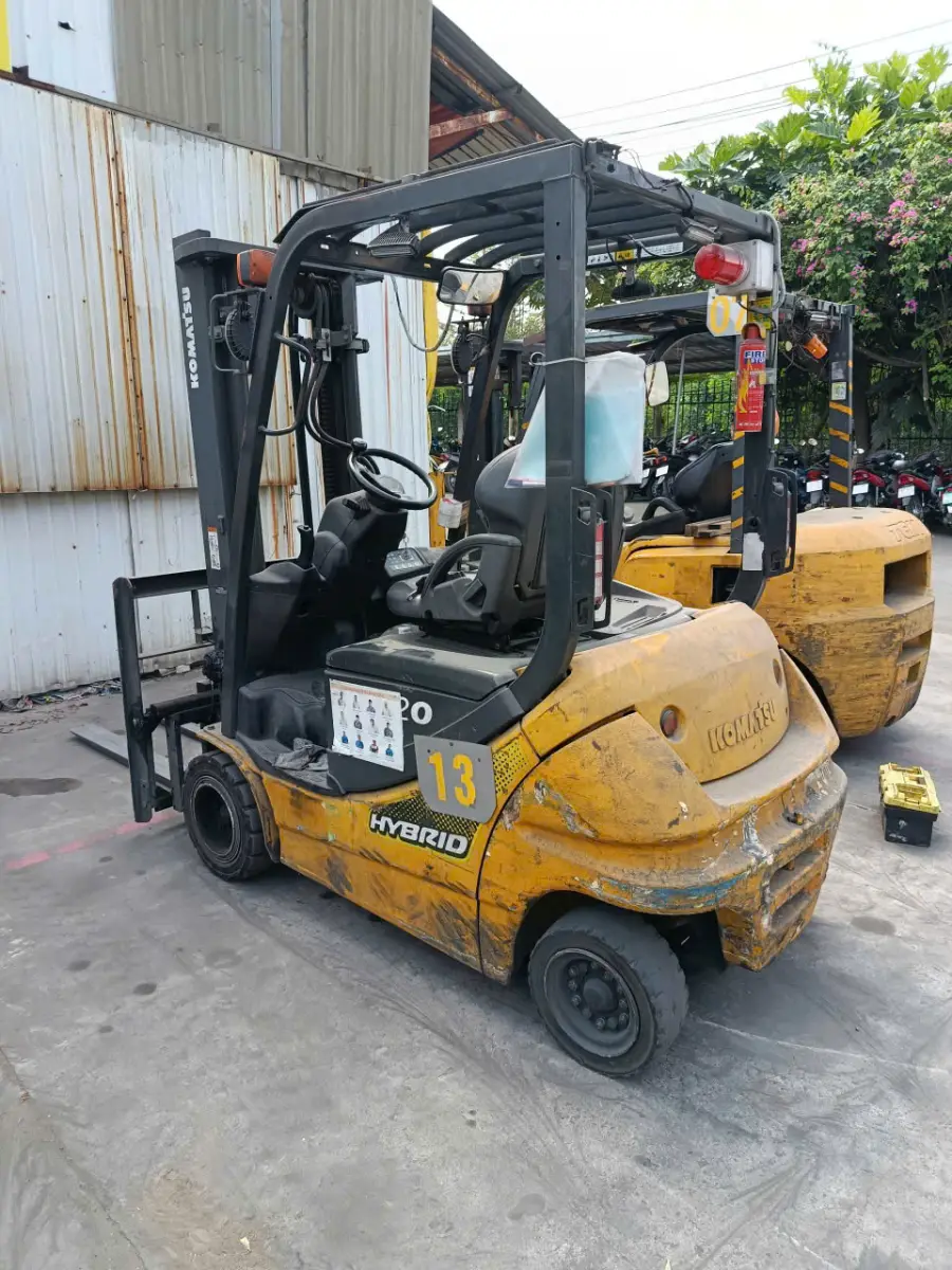 Xe nâng điện ngồi lái chuyển sang dùng pin lithium